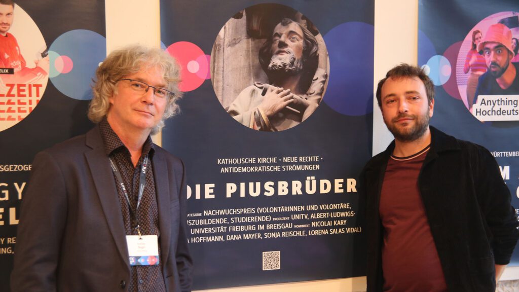 Andreas Nagel (Redaktionsleiter uniTV) und Nicolai Kary (Autor) nehmen den LFK-Medienpreis in der Filderhalle in Leinfelden entgegen.