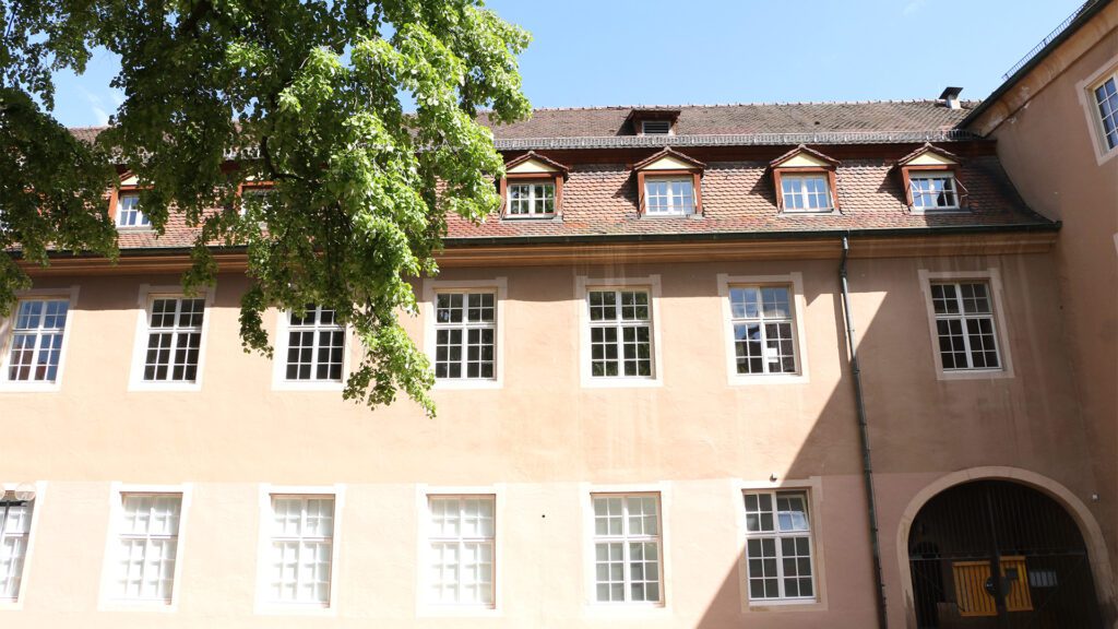 Der Ostflügel der alten Universität. Beim angrenzenden Tor befindet sich der Wirtschaftshof, hier kamen Pferde und Lieferanten an.