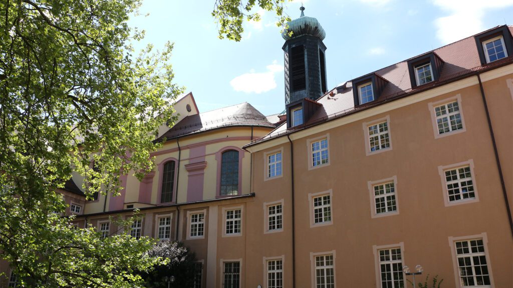 Jesuiten-/Universitätskirche: Die Jesuitenkirche entspreche den Vorstellungen, die man vom Katholischen zur Zeit des Barocks habe, sagt Wilhelm Gros. Alles, was man habe verzieren können, sei verziert worden. An vielen Stellen sieht man noch die ehemalige Pracht. Doch nach 1944 seien getroffene Dachbögen nur im 50er-Jahre-Stil verschlossen worden. Unter der Kirche befindet sich bis heute die Jesuitengruft mit den Gräbern der Patres. Die Universitätskirche wird immer noch als solche genutzt, beispielsweise für Semesterantrittsgottesdienste.