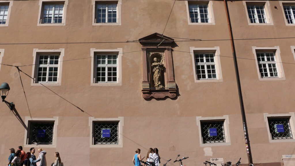 Die Marienstatue befindet sich genau auf der Nahtstelle zwischen den beiden Bursen. Dort verläuft die Brandmauer. Das Gebäude wurde ihrem Schutz überlassen. Diese Marienverehrung sei typisch für den Jesuitenorden gewesen, sagt Gros.