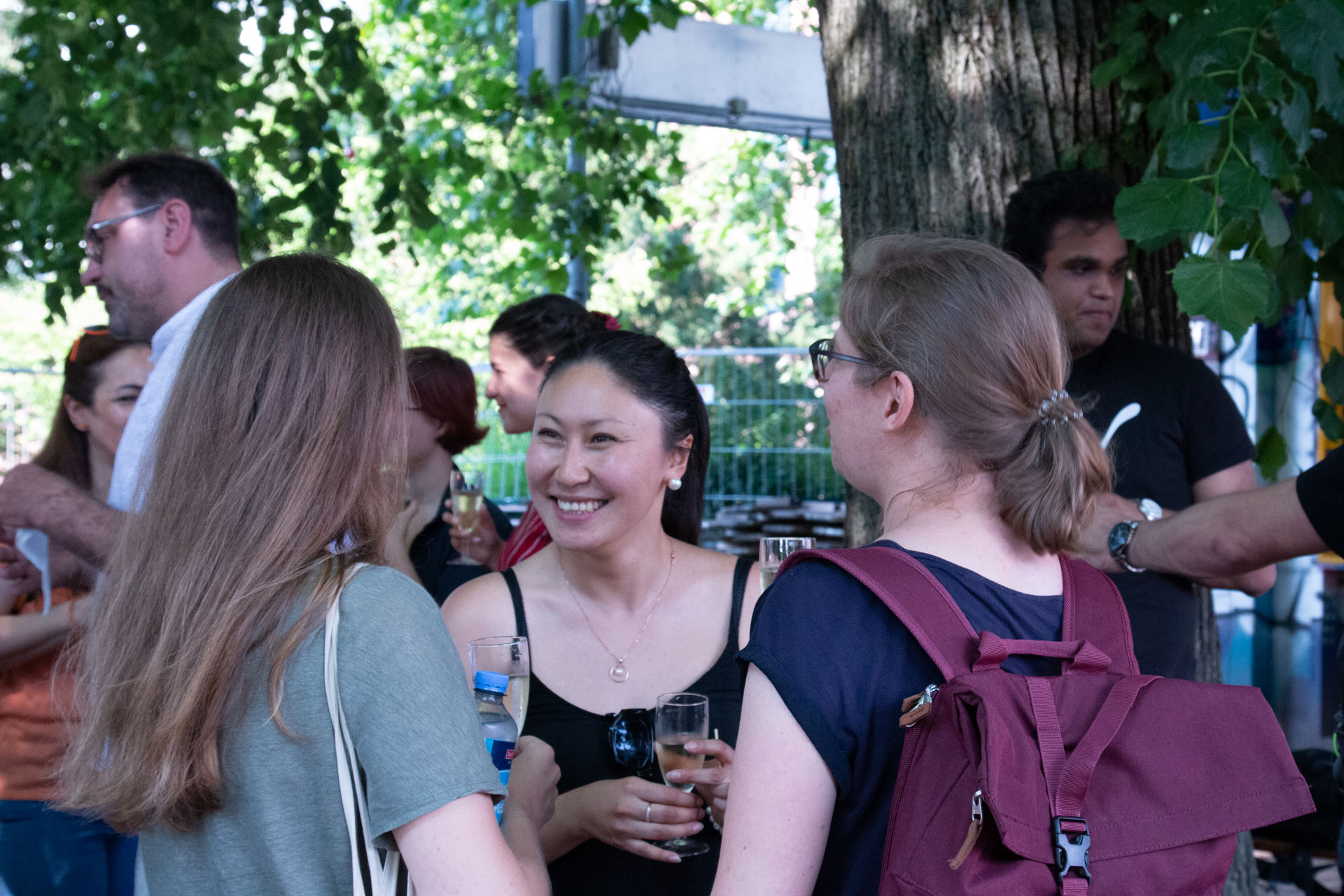 Der IC stößt bei gutem Wetter auf sein 20-jähriges Jubiläum an. Überall nur strahlende Gesichter und Vorfreude auf den Abend.