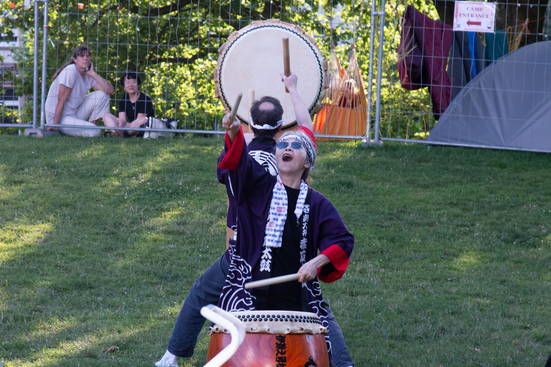 Der erste Auftritt des Abends sorgt für Gänsehaut, als die Gruppe Akaishi Daiko die Kunst des japanischen Trommelns vorführt. Taiko-Trommeln sind seit der Jōmon-Zeit ein wichtiger Teil der japanischen Kultur und werden bei Zeremonien und Festen genutzt. Die Taiko-Gruppe aus Shizuoka wurde 1981 gegründet und kombiniert traditionelle Stile mit modernen Elementen. Seit 2015 gibt es einen Ableger in Freiburg.