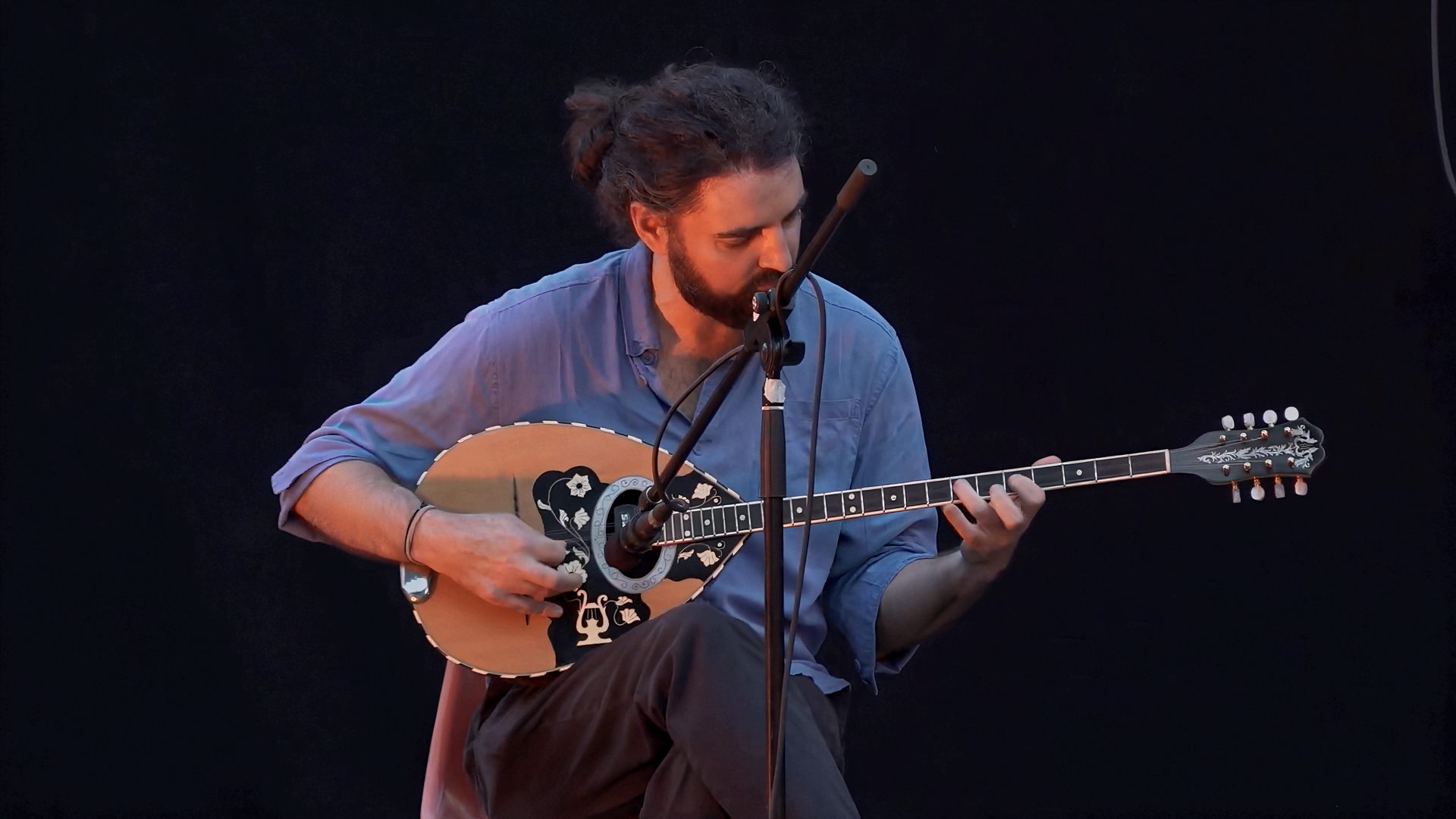 Das Ensemble aus Griechenland (bestehend aus Dimitris, Irini und Dimitris) nimmt uns mit auf eine Reise ans Mittelmeer. Sie spielen nicht nur Geige, Cello und Gitarre, sondern haben auch das traditionelle Streichinstrument Bouzouki vorgestellt.