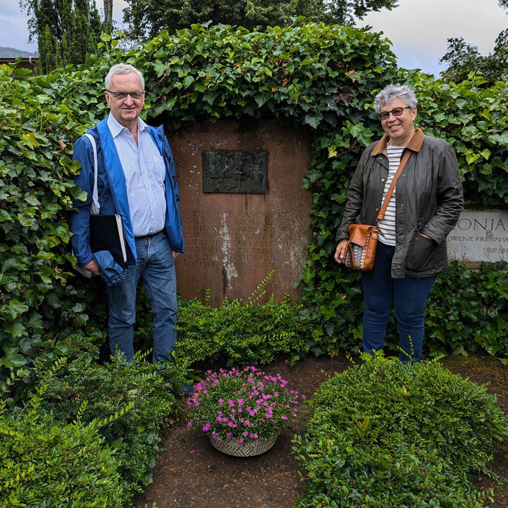 Am Grab von Marie Luise Kaschnitz in Bollschweil: Karl Dischinger (li.), Arbeitskreis „Marie Luise Kaschnitz“ (Agenda 21 Bollschweil) und Prof. Michaela Holdenried (re.), Deutsches Seminar – Neuere Deutsche Literatur ander Uni Freiburg.