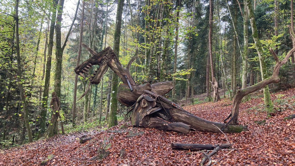 Im Skulpturenpfad hat der Holzkünstler Thomas Rees aus alten Bäumen fantasievolle und mystische Figuren geschnitzt.